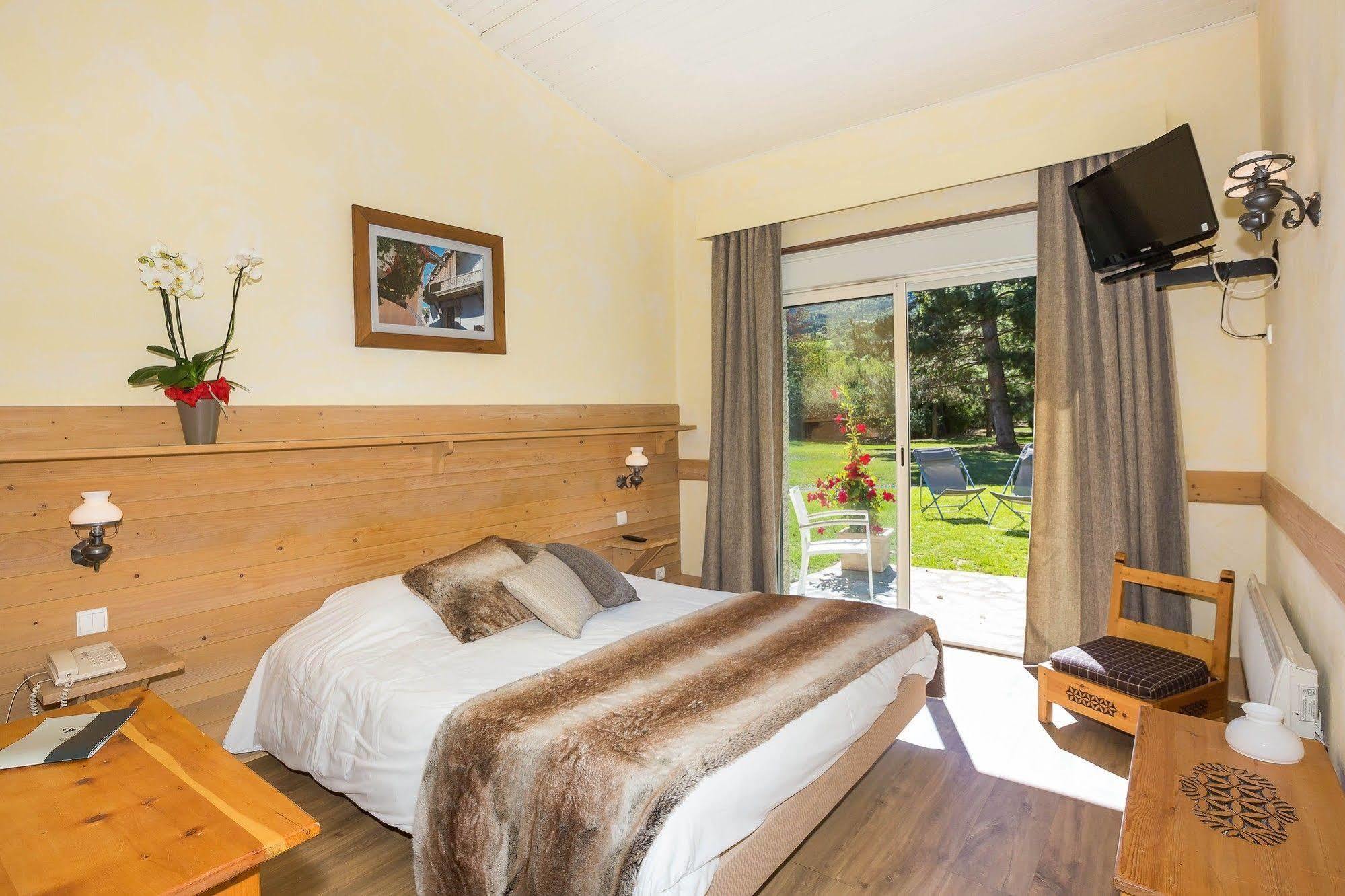 Hotel & Spa Les Bartavelles Crots Exterior photo